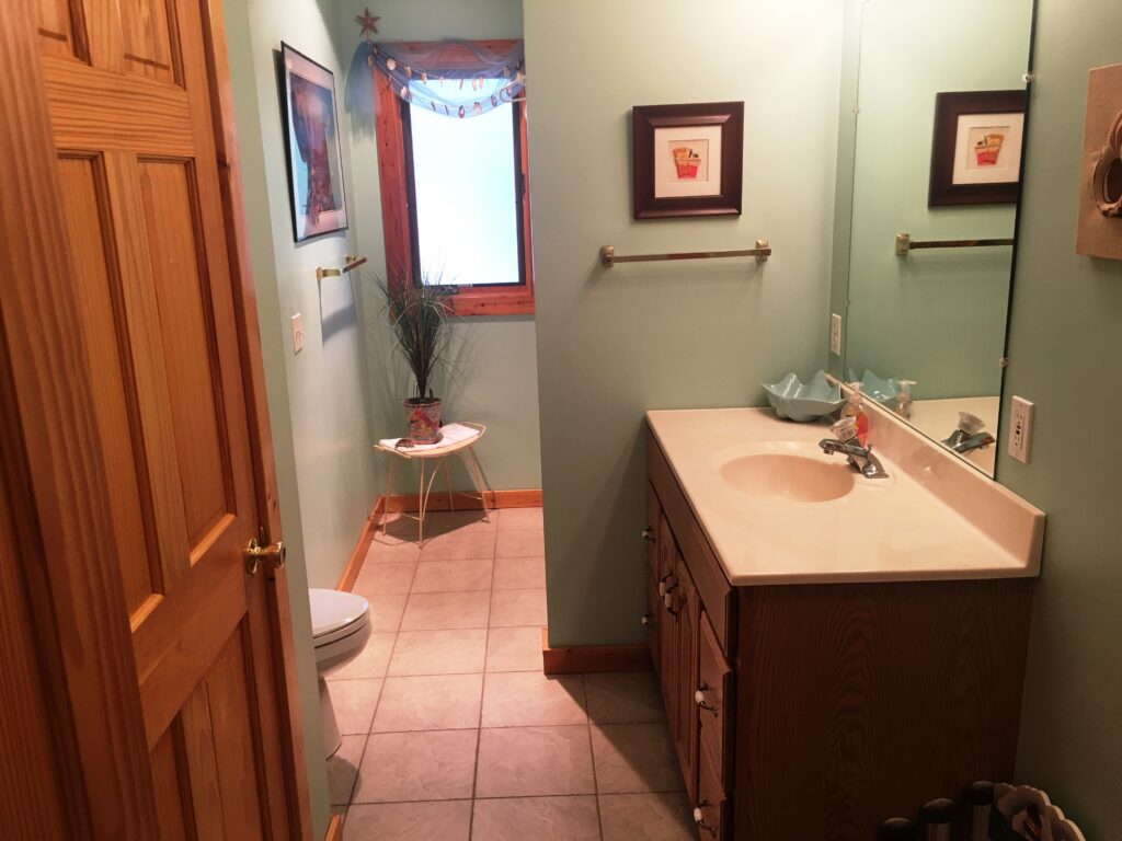 A bathroom with two sinks and a toilet.